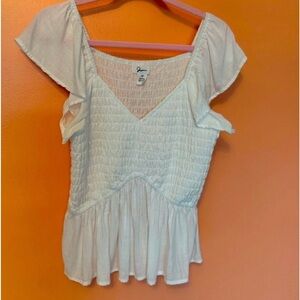 🎀Japsna white smacking,fluttery sleeves,100% Rayon stretchy through the bust.💕